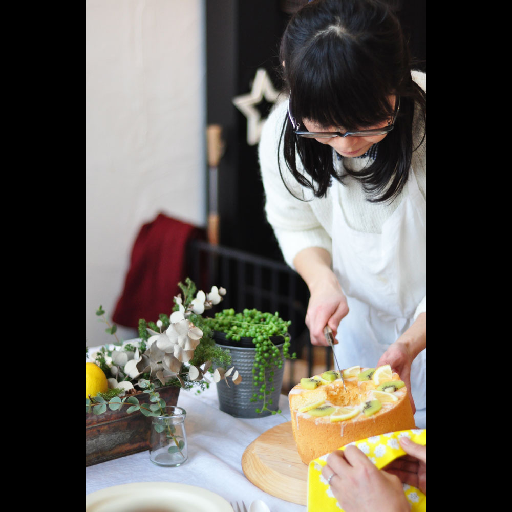 白石さん、レモンシフォンケーキに入刀