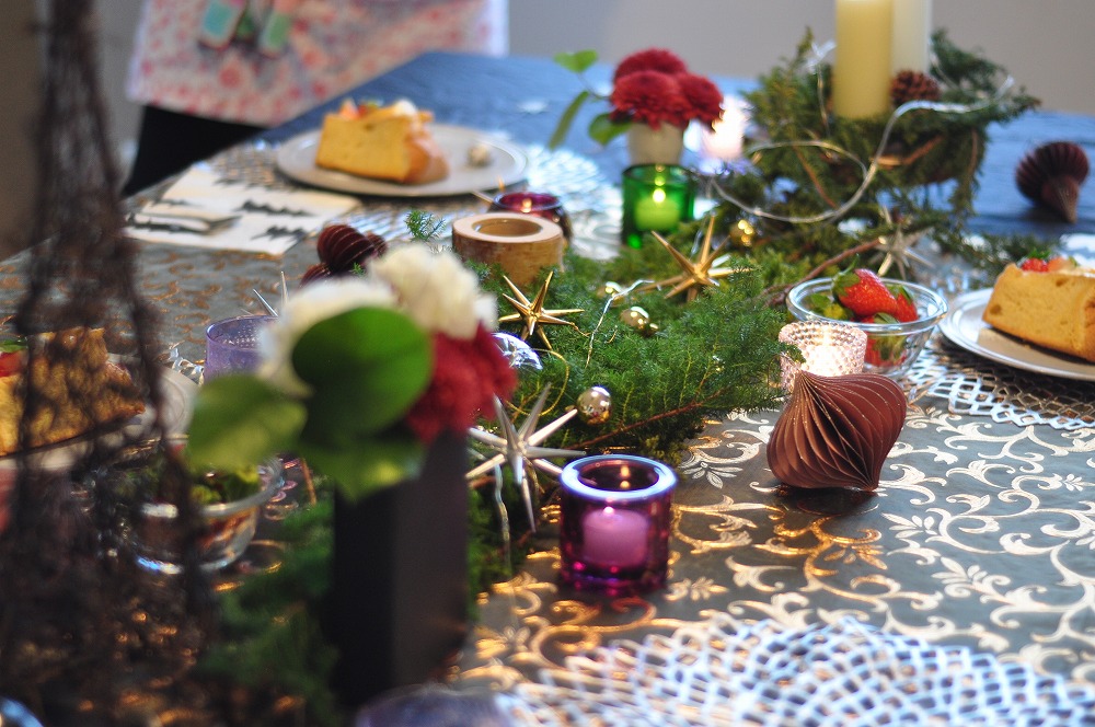 ittalaのkiviのアメジストとクリスマスのテーブル