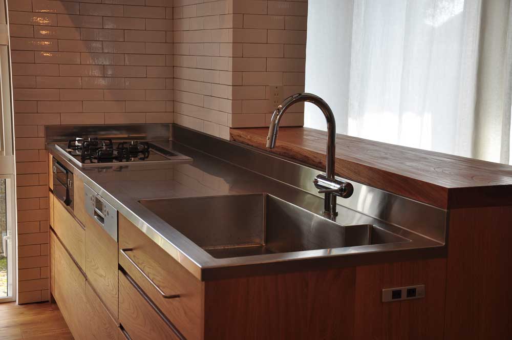 カウンターまでの長めのバッグガードを立ち上げたボッシュ食洗機のあるオークのキッチン　5101  イメージ-2