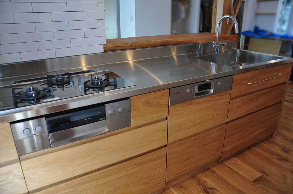カウンターまでの長めのバッグガードを立ち上げたボッシュ食洗機のあるオークのキッチン　5101  イメージ-5