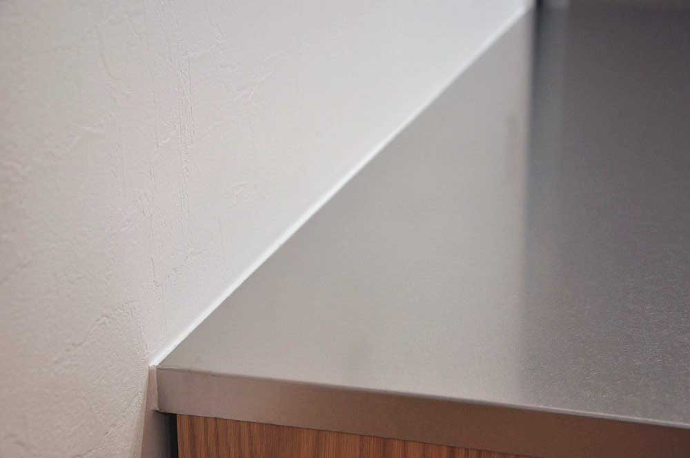 壁ぴったり仕様のステンレス天板のカップボード