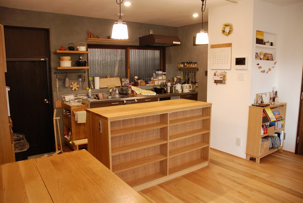 両面に棚がありテーブルと棚の一部の高さを揃えたアイランドキッチンシェルフ　楢無垢材天板 5063